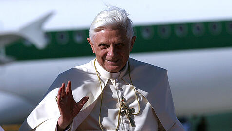 Papst Benedikt XVI. bei seiner Ankunft auf dem Münchener Flughafen.