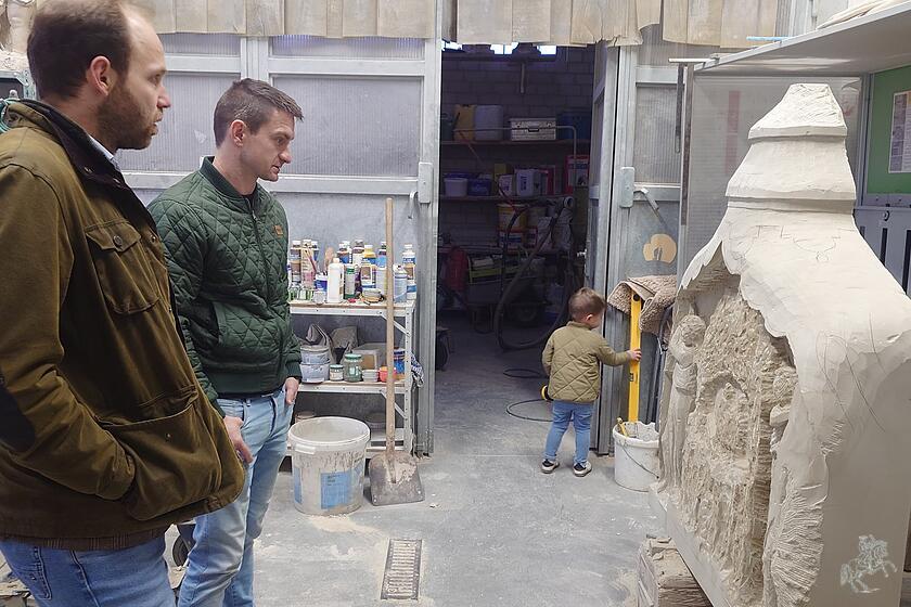 Sebastian Ludwig und sein Sohn in der Werkstatt des Betriebs E. Geisendörfer in Würzburg