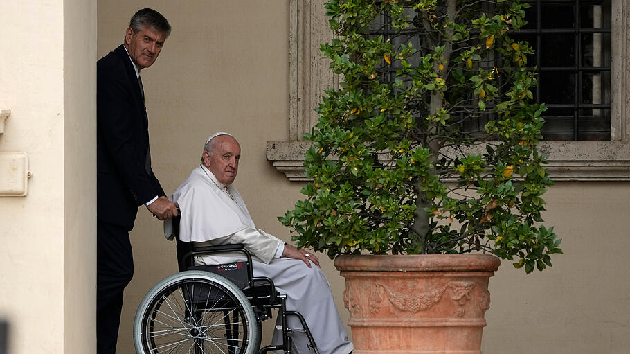 Papst im Rollstuhl - Ursache sind Knieprobleme