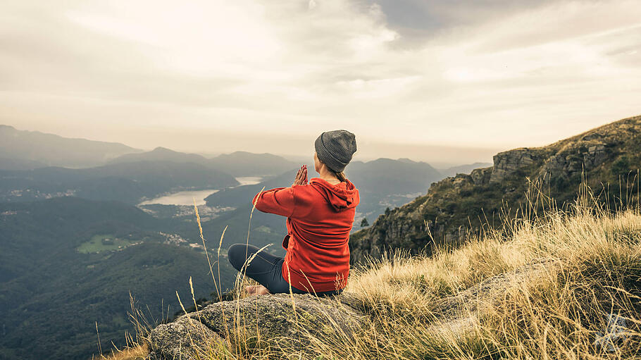 Meditierende Frau auf Berg