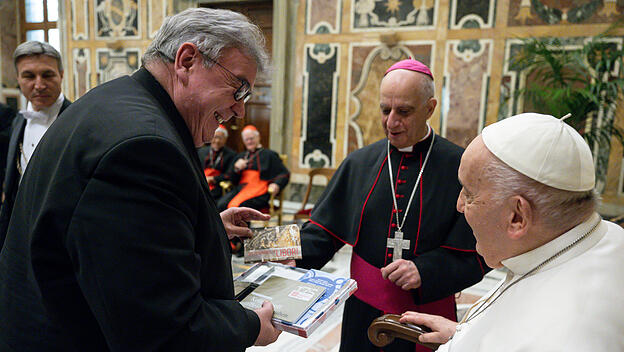 Monsignore Georg Austen  überreicht Papst Franziskus das neue, von ihm herausgegebene Buch „Entdecke, wer dich stärkt“.