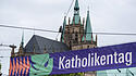 In Erfurt hat der 103. Katholikentag begonnen. Die Veranstaltung ist von Debatten um Krisen in Kirche und Welt geprägt.