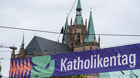 In Erfurt hat der 103. Katholikentag begonnen. Die Veranstaltung ist von Debatten um Krisen in Kirche und Welt gepr&auml;gt.