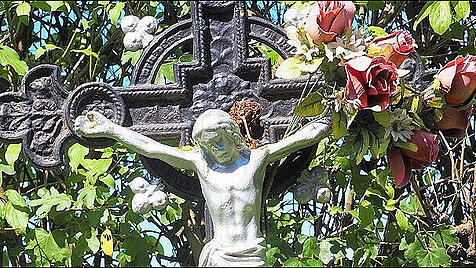 Friedhof der Namenlosen, Kreuz auf einer Grabstätte