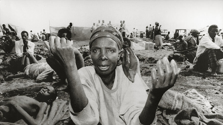Ruandische Frau bettelt in einem Flüchtlingslager um Essen