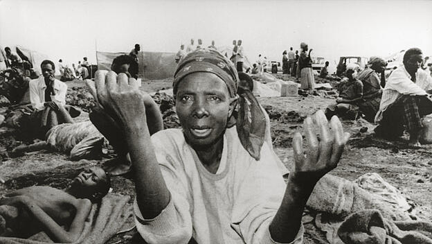 Ruandische Frau bettelt in einem Flüchtlingslager um Essen