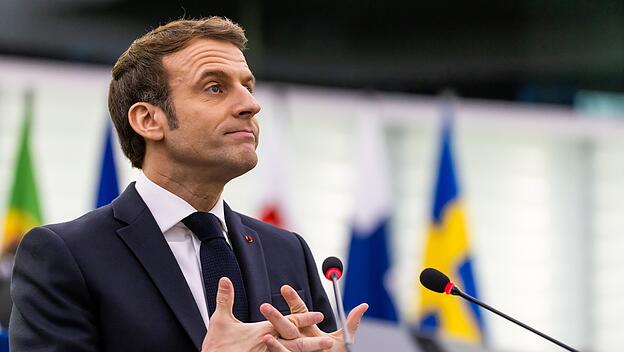 Frankreichs Präsident Emmanuel Macron spricht im Plenarsaal