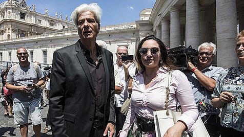 Pietro Orlandi mit der Anwältin Laura Sgro nach der Gräberöffnung.