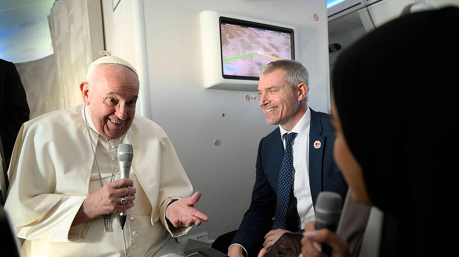 Papst Franziskus während  eines Pressegesprächs über den Wolken