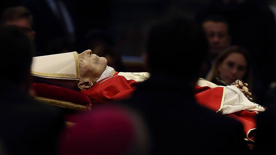 Benedikt XVI. aufgebahrt