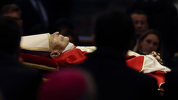 Benedikt XVI. aufgebahrt