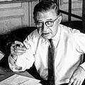 Jean-Paul Sartre in seinem Arbeitszimmer in den 60-er Jahren