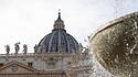 Petersdom in Rom 2023 Rom-Italien - 22.1.2023: Springbrunnen auf dem Petersplatz, nachdem Papst Franziskus während das A