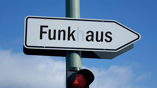 Wegweiser zum Funkhaus und rote Ampel Wegweiser zum Funkhaus und rote Ampel, 27.10.2024, Borkwalde, Brandenburg, Über ei