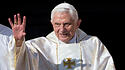 Emeritierter Papst Benedikt XVI. winkt 2014 bei seiner Ankunft im Vatikan