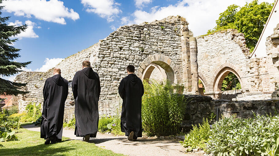 Benediktiner im Klostergarten