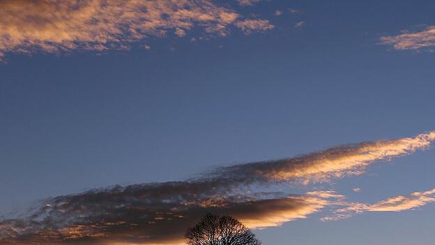Wolken leuchten im Sonnenuntergang