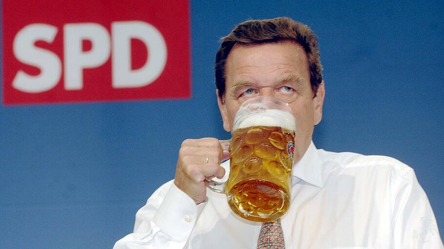 Gerhard Schröder beim Biertrinken
