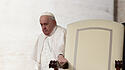 Papst Franziskus  erteilt dem Frauenpriestertum eine Absage