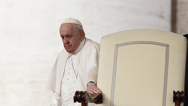 Papst Franziskus  erteilt dem Frauenpriestertum eine Absage