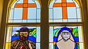 Ein Kirchenfenster in der Kirche Star of the Sea Painted Church in Kalapana auf Hawaii