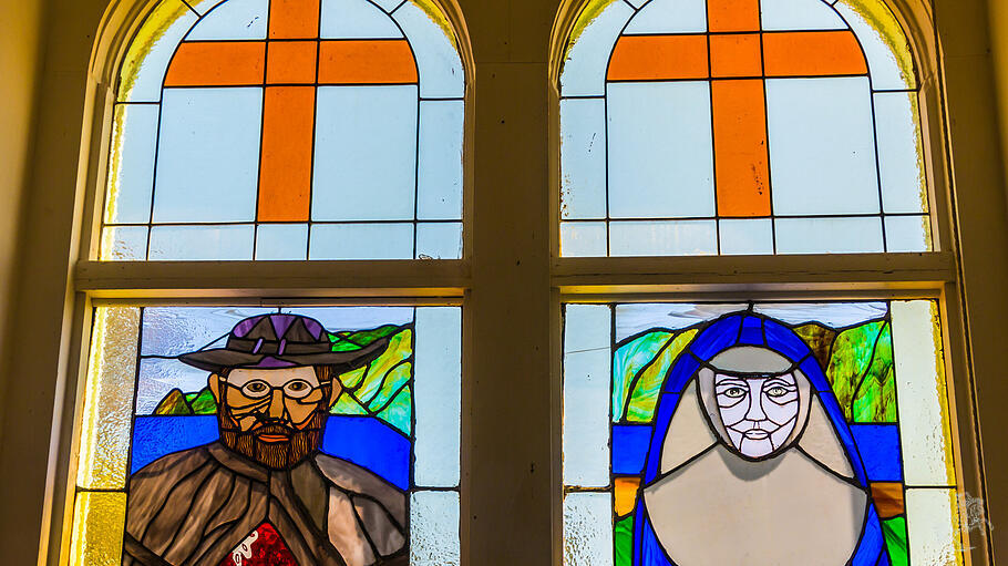 Ein Kirchenfenster in der Kirche Star of the Sea Painted Church in Kalapana auf Hawaii