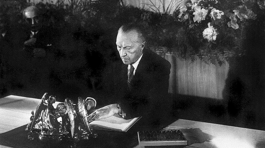 60 Jahre Bundesrepublik -  Adenauer unterzeichnet Grundgesetz