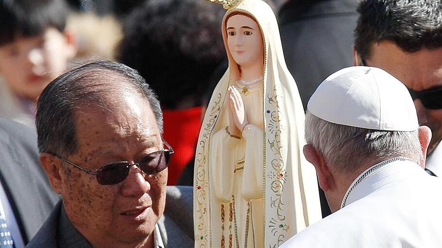 Chinesischer Pilger überreicht Papst Franziskus eine Fatima-Madonna