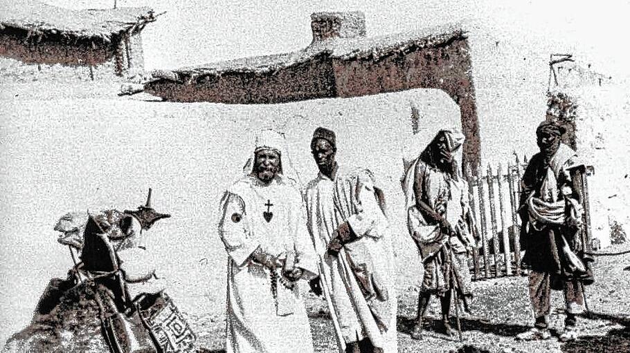 Eremit Charles de Foucauld mit Wüsten-Bewohnern