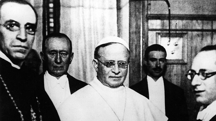 Pacelli, der spätere Papst Pius XII. , mit Guglielmo Marconi und anderen Italienischer Physiker