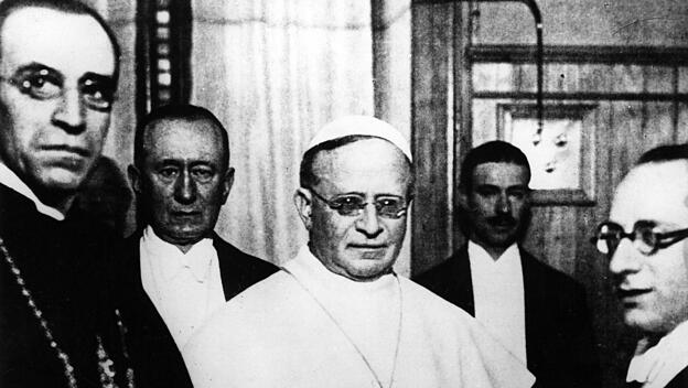Pacelli, der spätere Papst Pius XII. , mit Guglielmo Marconi und anderen Italienischer Physiker