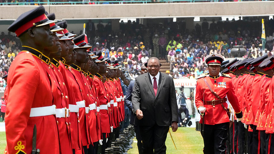 Präsident Uhuru Kenyatta schreitet zum letzten Mal die Ehrengarde ab.