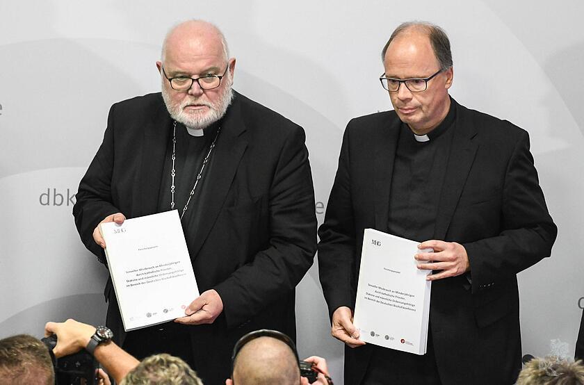 Der Vorsitzende der katholischen Deutschen Bischofskonferenz DBK Kardinal Reinhard Marx und Bischof Stephan Ackermann stellen bei einer Pressekonferenz die MHG-Studie vor.