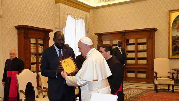 Papst Franziskus und der südsudanesische Präsident Salva Kiir Mayardit bei einer Privataudienz im Vatikan.