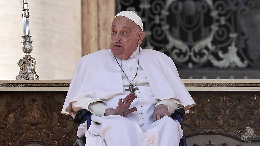 Papst Franziskus wirkt immer noch angegriffen, über Nasenschläuche erhielt er Sauerstoff