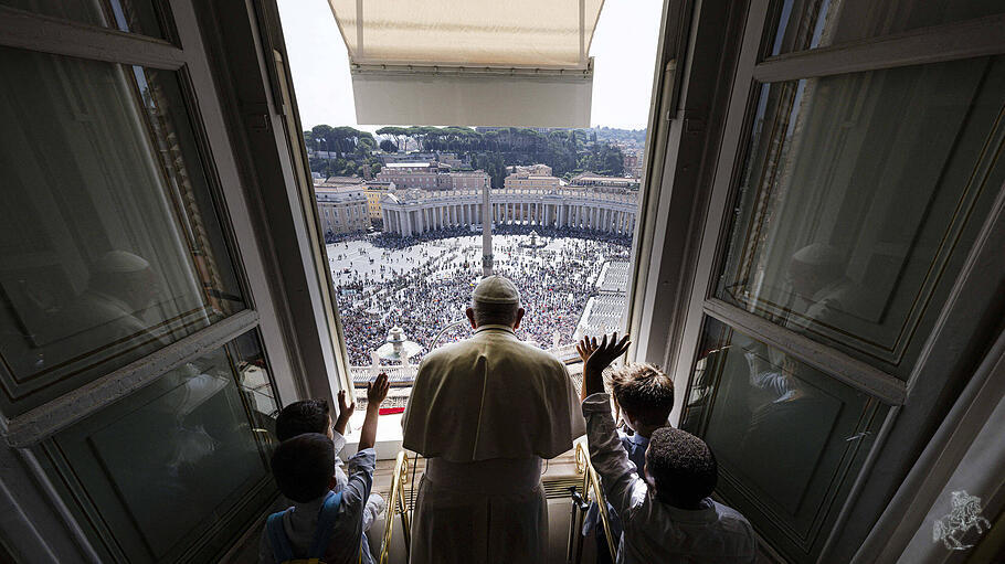 Papst Franziskus mit Blick auf den Petersplatz beim Angelus