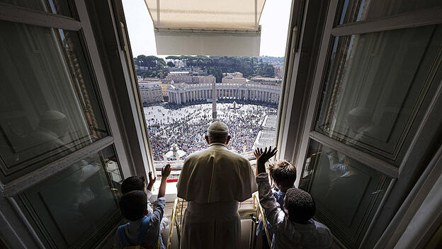Papst Franziskus mit Blick auf den Petersplatz beim Angelus