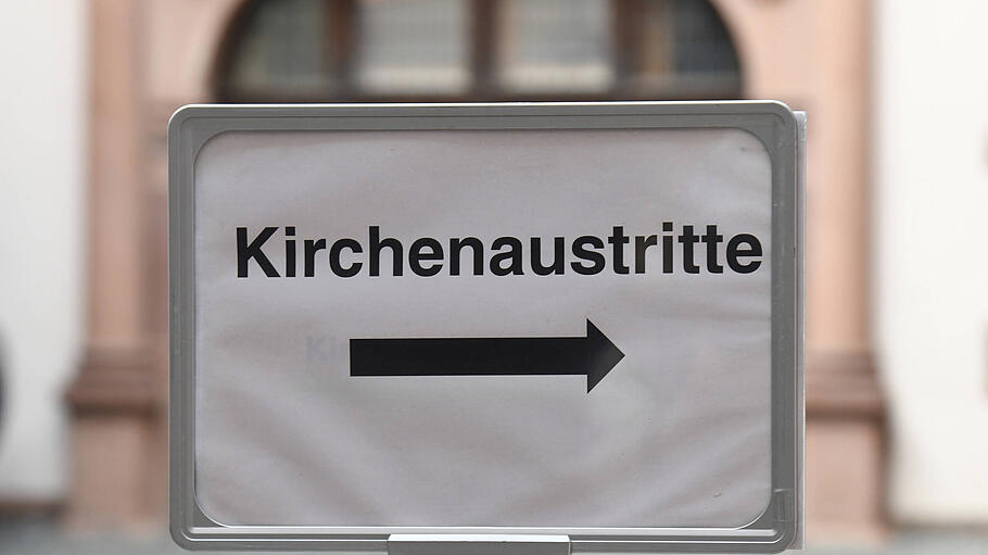 Kirchenaustritt-Wegweiser im Innenhof des Freiburger Rathauses.