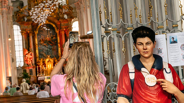 Heiliger Influencer: Carlo Acutis' Herzreliquie zog die Menschen in die Heilig-Geist-Kirche München, jetzt in den Kölner Dom.