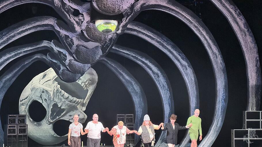 Digitale Projektionen und Soundeffekte wie hier im Wiener Burgtheater bei „Sankt Falstaff“ schmälern die Unmittelbarkeit des Theatererlebnisses.
