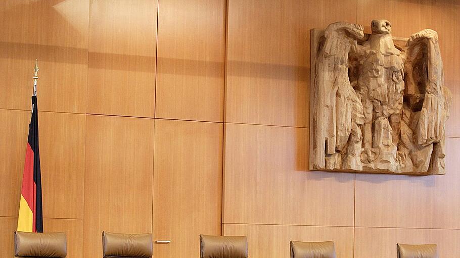 Bundesverfassungsgericht BVG Hier die Richterbank mit dem Bundesadler im Gerichtssaal Karlsruh