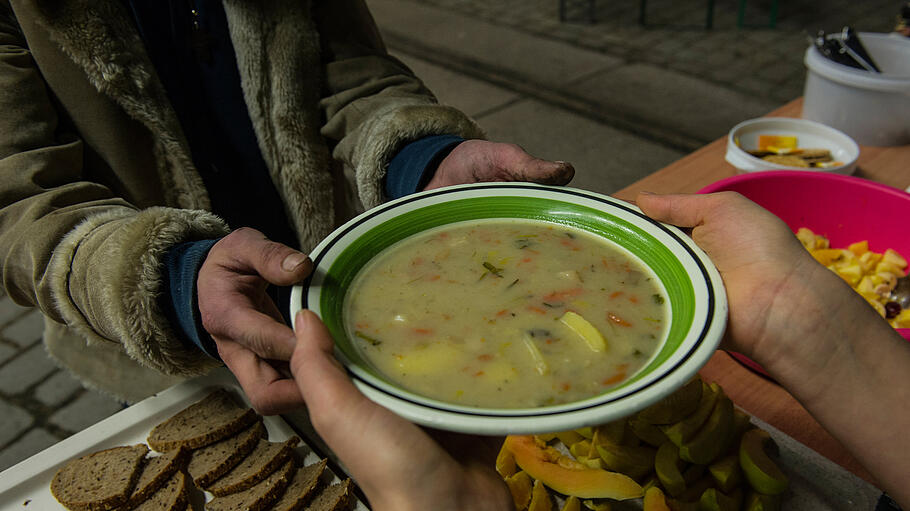 Eine warme Mahlzeit für Arme gibt es von der Gemeinschaft Sant’Egidio