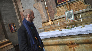 Ferdinand von Habsburg vor der Reliquie seines 2004 seliggesprochenen Urgroßvaters