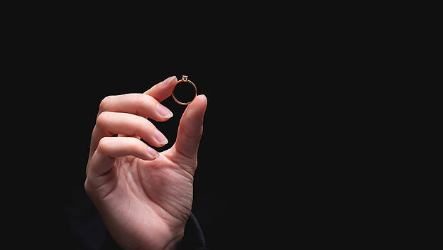 Ein Ring vor schwarzem Hintergrund