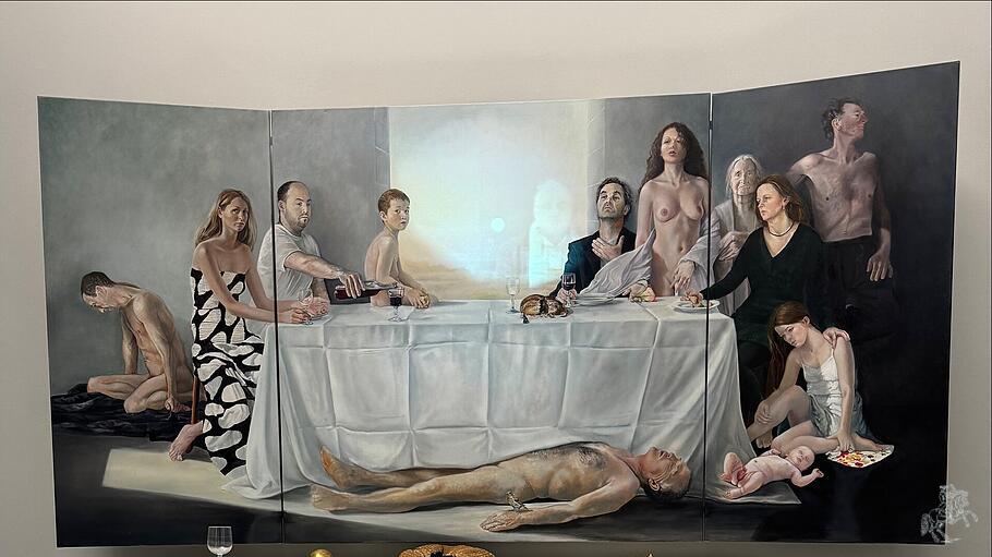 Sind wir nicht alle irgendwie Opfer? In dieser musealen Bild-Installation weist der Künstler dem Betrachter mit Hilfe von Projektionstechnik die Position von Jesus beim letzten Abendmahl zu, die Apostel sind Alltagsmenschen. Henning von Gierke, Abendmahl und zwölf Begleiter (2010/11), erworben mit Unterstützung der Deutschen Post – Stiftung; Museum am Dom, Würzburg.