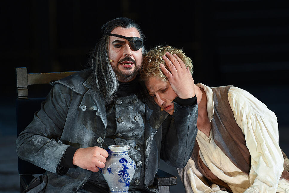 Die Schauspieler Robert Joseph Bartl (l) in der Rolle des Meisters und Anton Rubtsov als Krabat bei der Fotoprobe einer Szene des Theaterstücks "Krabat" am 27.06.2016 in Bad Hersfeld (Hessen).