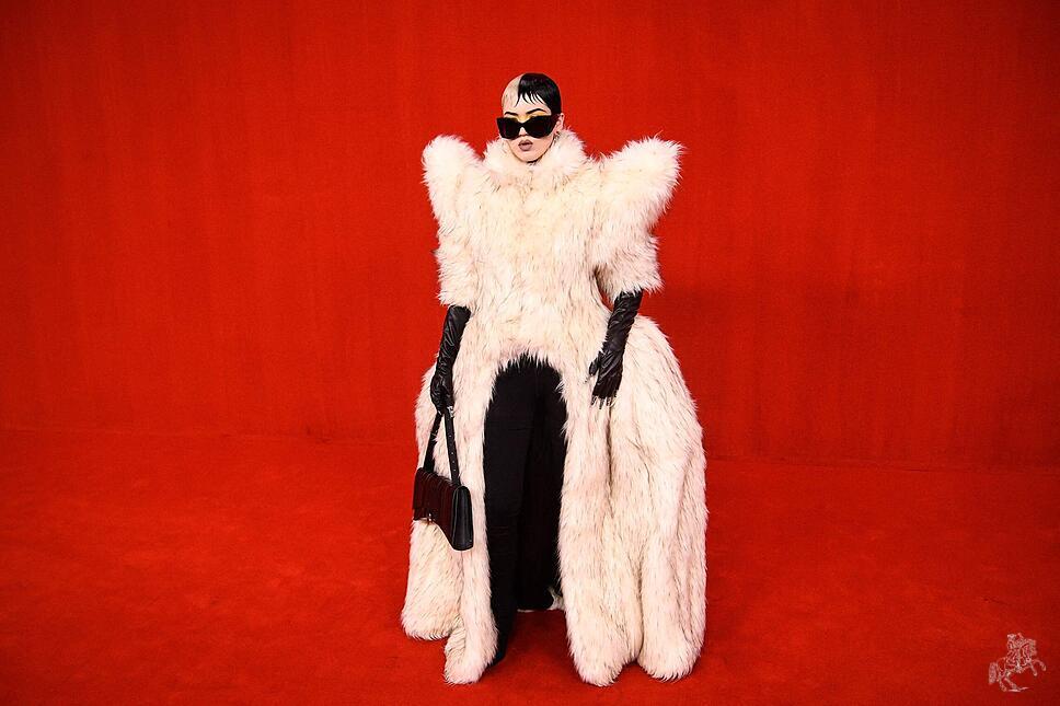 Ein Model präsentiert eine Kreation der Frühjahrs-und Sommer 2022 Ready-to-wear Kollektion von Balenciaga während der Pariser Modewoche.