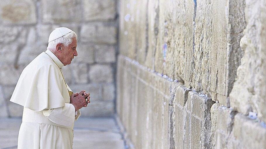 Papst Benedikt XVI. betet an der Klagemauer