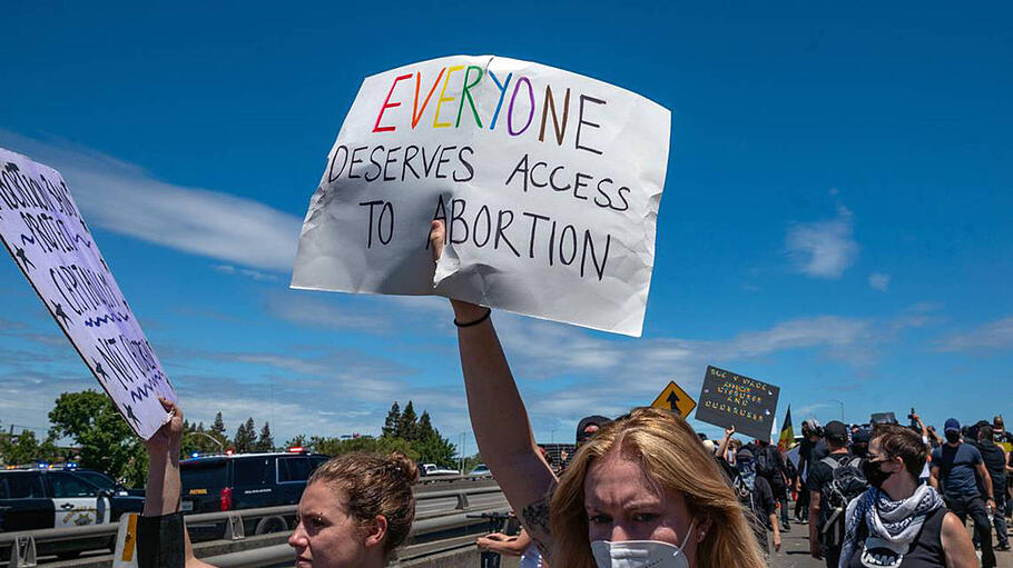 Abtreibungsbefürworter demonstrieren in Sacramento