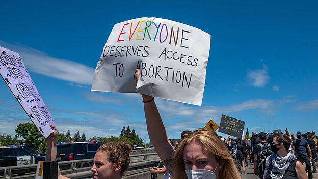 Abtreibungsbefürworter demonstrieren in Sacramento